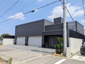 インナーガレージのある平屋の外観