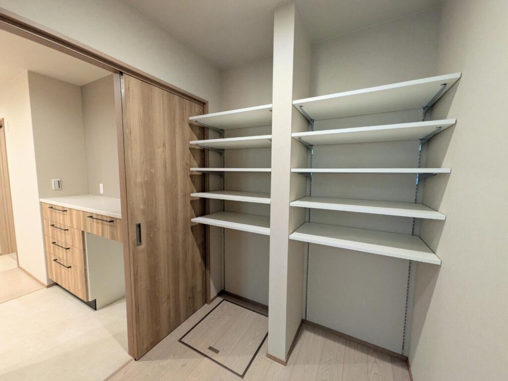 【愛西市】グレージュと木目が調和した、回遊動線のある平屋