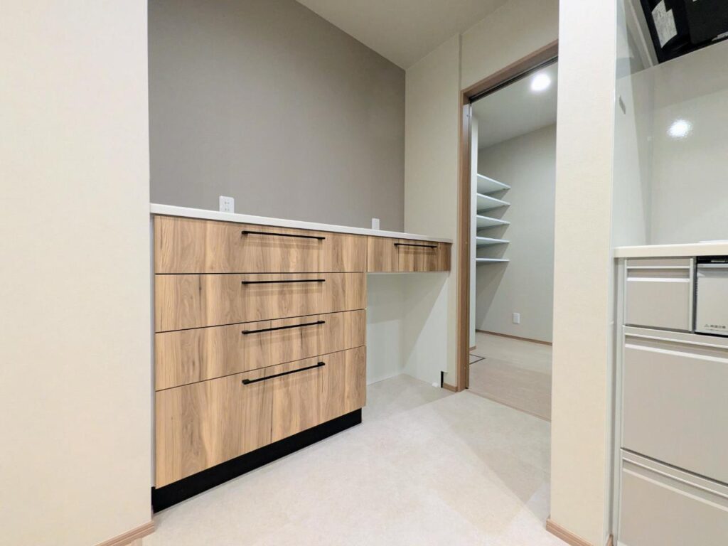 【愛西市】グレージュと木目が調和した、回遊動線のある平屋
