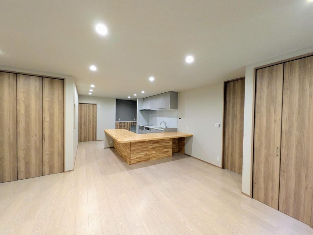 【愛西市】グレージュと木目が調和した、回遊動線のある平屋