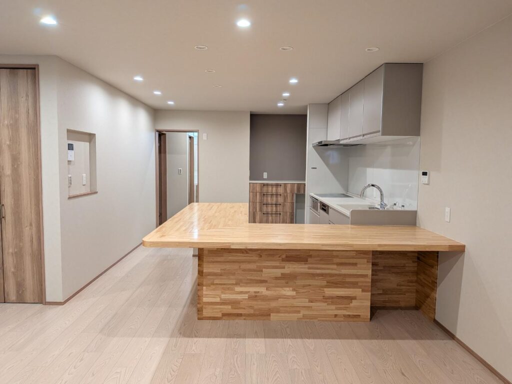 【愛西市】グレージュと木目が調和した、回遊動線のある平屋