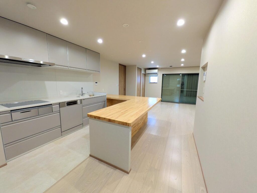 【愛西市】グレージュと木目が調和した、回遊動線のある平屋