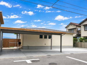 カーポートと駐車場のある平屋の外観